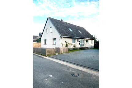 Großes, gepflegtes Einfamilienhaus mit Einliegerwohnung u. Keller - Langenhagen