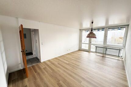 Helle 2,5 Zimmer Wohnung in Perlach mit Balkon, TG und Aufzug - München Ramersdorf-Perlach
