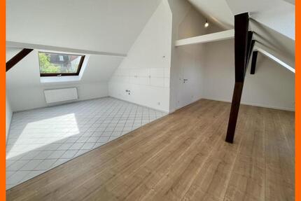 Mit Weitblick! 2,5 Raum DG Wohnung mit offener Küche im Wohnzimmer. Modernes Bad mit Wanne! - Gera