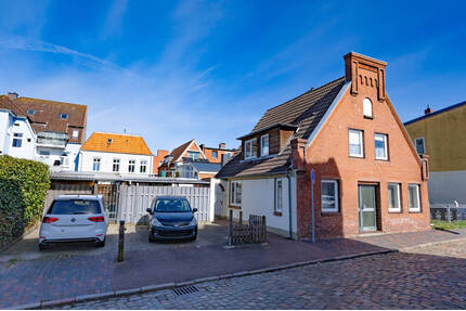 Zweifamilienhaus mit großem Entwicklungspotenzial in zentraler Lage von Heide