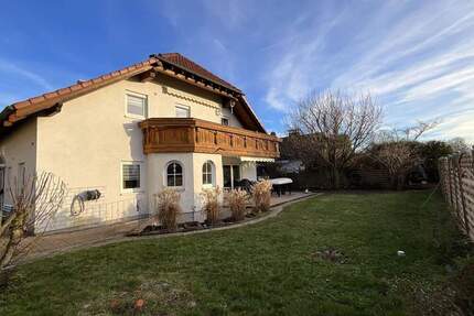 3- Parteienhaus mit Erkern, idealen Grundrissen & Garten in Steinenstadt - Neuenburg