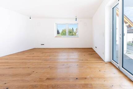 Neubau KfW 40 - Großzügige und barrierefreie 3-Zimmer-Wohnung mit Terrasse und Privatgarten - - Wallersdorf