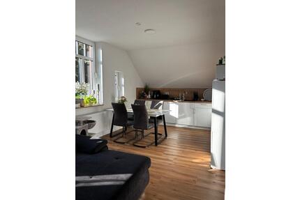 Dachgeschosswohnung mit Balkon und Blick ins Grüne in Rechtsupweg - Upgant-Schott