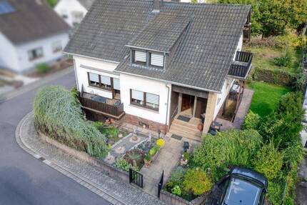 Schönes freistehendes Ein - bis Zweifamilienhaus mit Balkon und Garten zu verkaufen + Garage und 4 Schlafzimmern uvm. - Mettlach Saarhölzbach