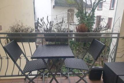 Wohnen am Günthersburgpark mit Balkon, Stilaltbau mit drei Zimmern - Frankfurt am Main Nordend-Ost