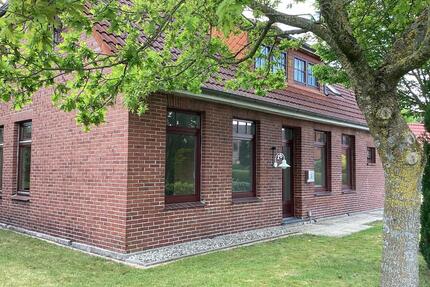 Einfamilienhaus mit Einliegerwohnung und Garagen - Zetel