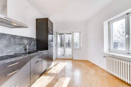 AIGNER - Elegante 2-Zimmer-Altbauwohnung mit Fischgrätparkett und Südbalkon in Schwabing - München Schwabing-Freimann