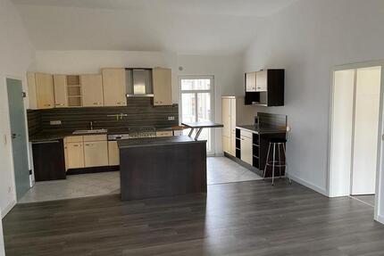 3-Raum-DG-Wohnung mit Balkon und Einbauküche – zentral und ruhig gelegen - Halle (Saale)