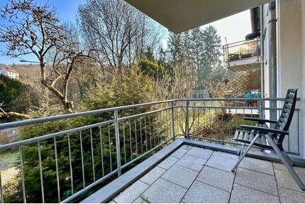 Freie 3-Zi.-EG-Whg. mit Blick ins Grüne, Balkon, EBK, Parkett, Bj. ca. 1996, TG-Stellplatz - Stuttgart Feuerbach