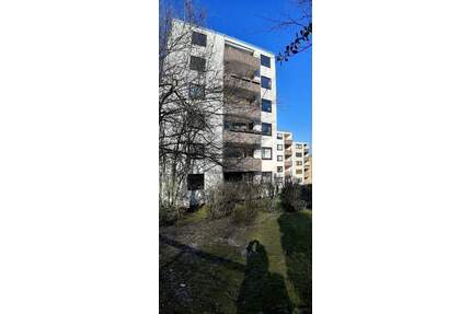 Großzügige Eigentumswohnung im 4. OG mit Fahrstuhl, Balkon und traumhaftem Blick über den Teutoburger Wald - 5 ZKB, Gäste-WC, Balkon und Garage - Bielefeld Kirchdornberg