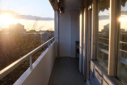 Frisch renovierte 2-Zimmer-Wohnung mit Panoramablick & Südbalkon - Nürnberg Zerzabelshof