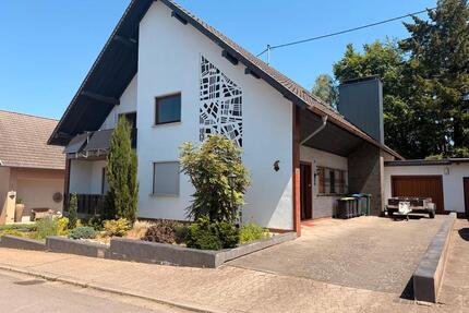 Architektenhaus mit 2 WE, Garten & 2 Garagen, provisionsfrei - Saarwellingen