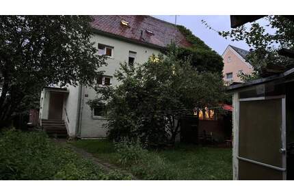 Sanierungsbedürftiges 3-Familienhaus + Genehmigung zum Anbau einer zus. Wohneinheit - Freising