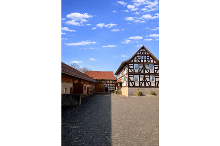 Charmante denkmalgeschützte Hofreite mit Scheunen, Bach und 4.838 m² Grundstück - Friedewald Motzfeld