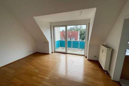 2,5-Zimmer-Galeriewohnung mit Balkon, Einbauküche und Tiefgaragenstellplatz - Nürnberg Schniegling
