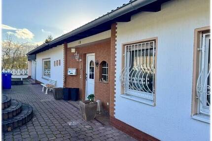 Kaufpreisreduzierung & frei ab sofort! Gepflegter Bungalow mit Doppelgarage in ländlicher Idylle! - Waldeck Alraft
