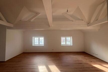 Geräumige 3-Zimmer-Wohnung im DG – ca. 81 m² – mit Stellplatz - Tirschenreuth