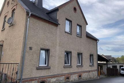 Ein Zweifamilienhaus mit großem Grundstück, Garagen und Garten - Auerbach/Vogtland