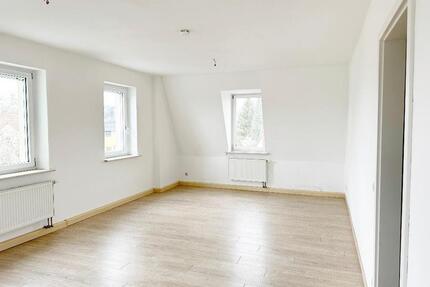 ***GROßZÜGIGE 4-ZIMMER-WOHNUNG MIT MODERNEN BAD IN NÜNCHRITZ*** Wohnkomfort in zentraler Lage