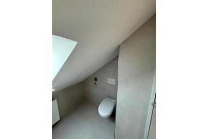 Kernsanierte 2-Zimmer DG-Wohnung mit Garage, Stellplatz & Keller - Wathlingen