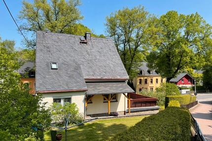 Einfamilienhaus mit Carport, Garage, Gartenhäuschen & Terrasse - Sehmatal