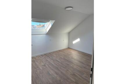 Helle 2-Zimmer-Dachgeschosswohnung mit Balkon in Leutenbach