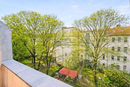 Stilvoll sanierter Altbau mit zwei Balkonen im begehrten Berliner Süden