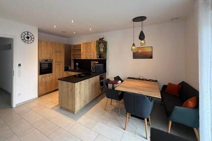 Großzügige und Helle 3-ZKB mit Balkon, Aufzug, Keller und 2 TG-Stellplätzen - Ried