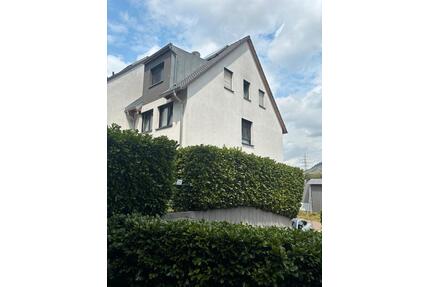 Modernes Reiheneckhaus mit Garten in Weinstadt-Endersbach.