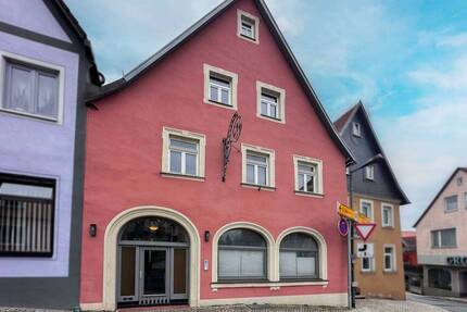 Vielseitiges Investment mit Ausbaupotenzial in Hollfeld