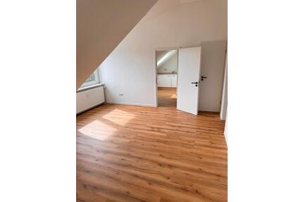 Frisch sanierte 3-Zi.-Dachgeschosswohnung - Top Lage nahe WEZ - Löhne