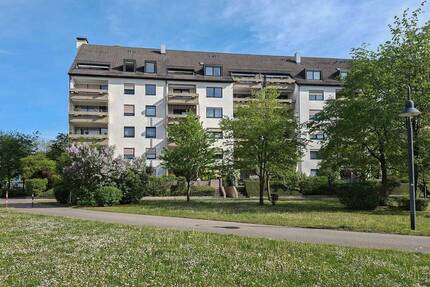 Ihr neues Zuhause in Augsburg: Großzügige 4-Zimmer-Wohnung mit Loggia inkl. TG-Stellplatz