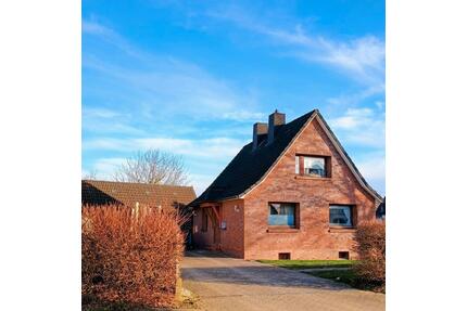 Gepflegtes Einfamilienhaus mit großem Grundstück, 23858 Reinfeld - Reinfeld (Holstein)