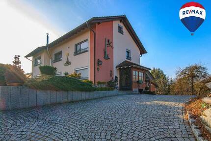 Traumhaft gelegenes Zweifamilienhaus mit tollem Garten und Pool in Berwangen - Dettighofen