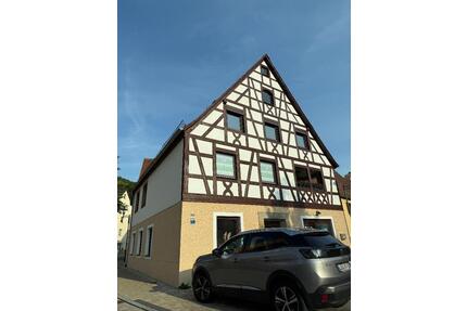 Lichtdurchflutete Büro-Praxisräume mit Glasfaseranschluss in zentraler Lage von Happurg