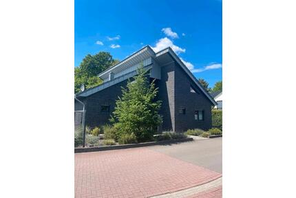 Modernes Einfamilienhaus mit stilvoller Klinkerfassade . - Cloppenburg