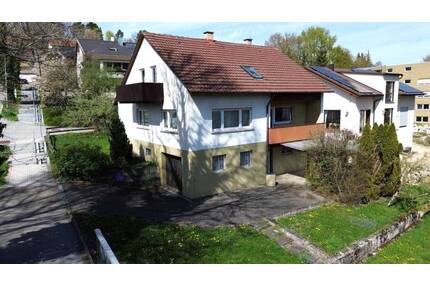 Freistehendes Einfamilienhaus mit drei Garagen in bester Lage - Pfullingen