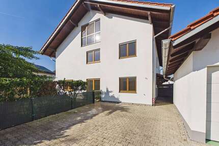 Haus zum Mieten in Tacherting 1.800,00 € 180 m²
