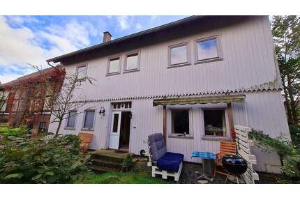 Gepflegtes Anwesen mit großem Wohnhaus, Nebengebäuden und Weideland - Heinade Merxhausen