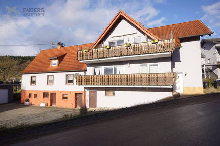 Gepflegtes 3-Familienhaus mit Garagen, Garten und hervorragenden Mieteinnahmen - Flußbach