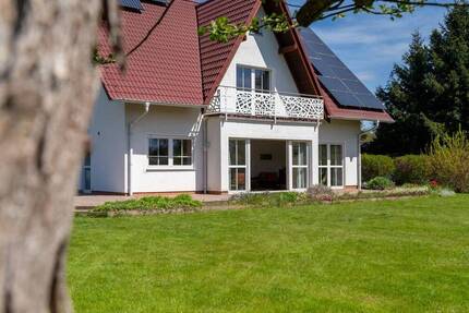 Großzügiges Familienhaus in ruhiger Lage - Balkon, Terrasse und Garage - Brieselang