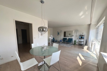 Frankfurt-Westend: Bestlage! Lichtdurchflutete 2-Zimmer-Wohnung mit Stellplatz! - Frankfurt am Main