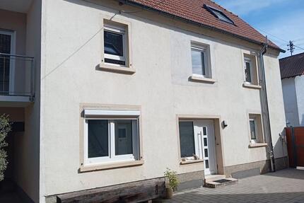 Zu vermieten: Große Wohnung, komplett saniert - Weingarten (Pfalz)