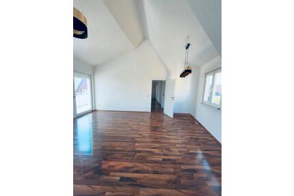 Charmante 3 Zimmer DG + Dachboden Wohnung - Ditzingen