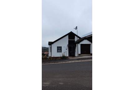 Sonnige Aussichtslage mit Weitblick - Reiheneckhaus mit Galerie, Studio und großem Garten in Happurg