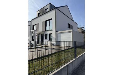 Exklusive Doppelhaushälfte mit 164qm Wohn-Nutzfläche - Frankfurt am Main Bonames