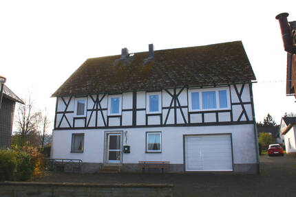 Wohnhaus mit Scheune, Garage und Baugrundstück in Erndtebrück