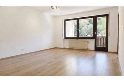 ?? Helle 1,5-Zimmer-Wohnung mit Balkon, Garage & Grünblick in ruhiger Lage von Bad Berneck