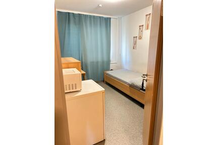 Möbliertes Zimmer in 3-Zimmer-Wohnung zur Untermiete - Ilmenau