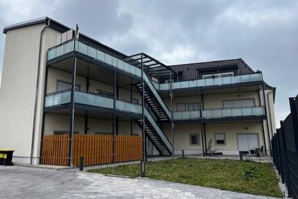 außergewöhnliche 3-Raum-Wohnung mit nutzbaren Laubengang und Stellplatz - Querfurt